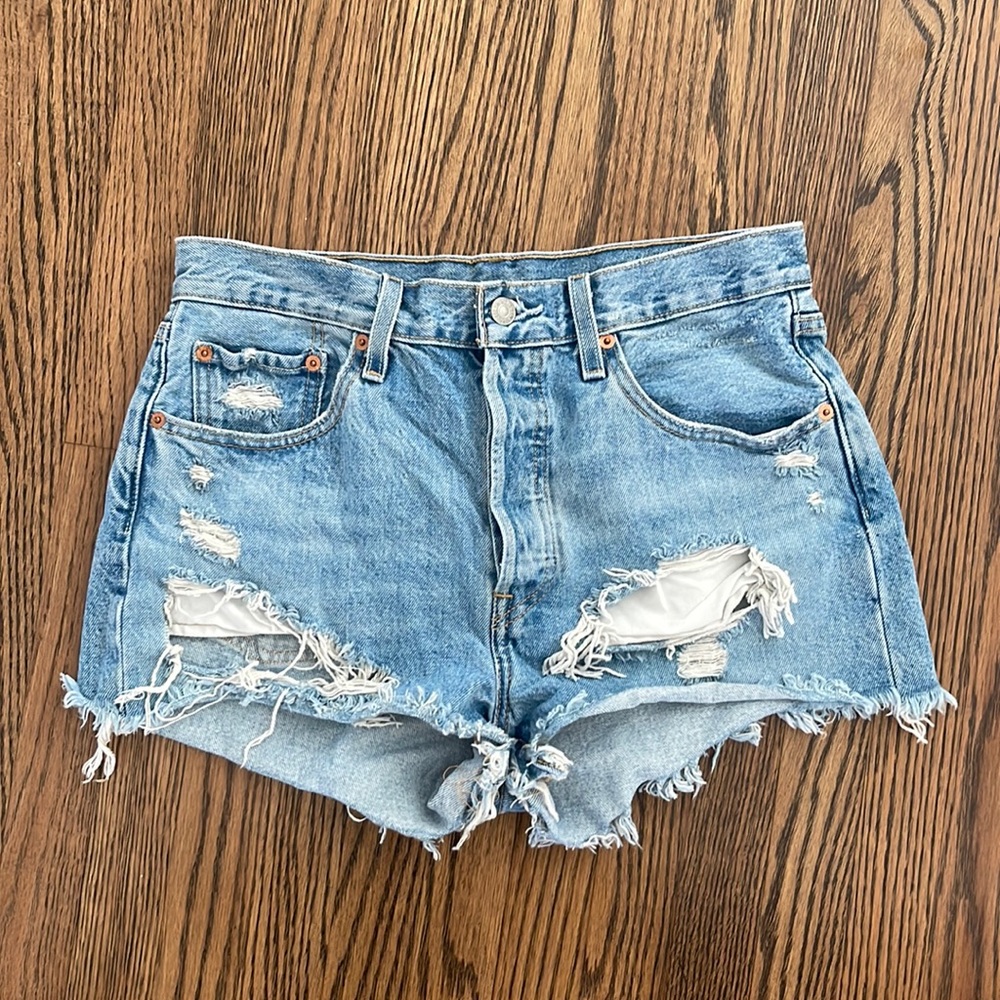 Levis 501 shorts, high waist, destructed, size 28